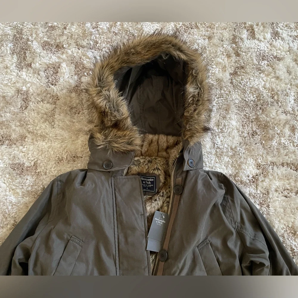 NWT Abercrombie & Fitch Olive Fur Parka Jacket with Faux Fur Hood Size Small